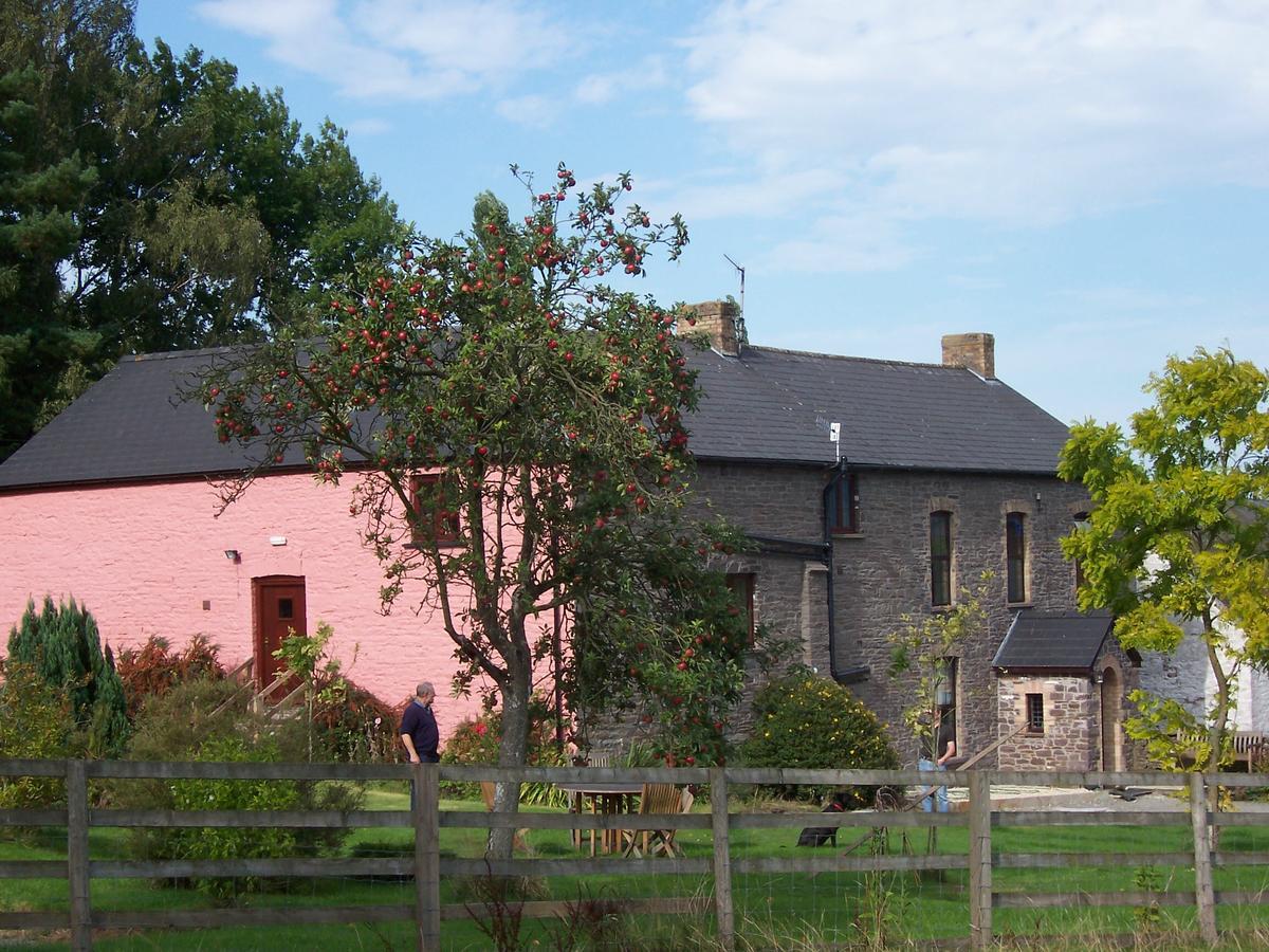 Brynderwen Bed & Breakfast Llangorse Exterior foto